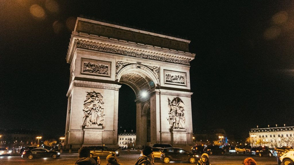 Découvrir Paris en louant un car : conseils pour les voyageurs
