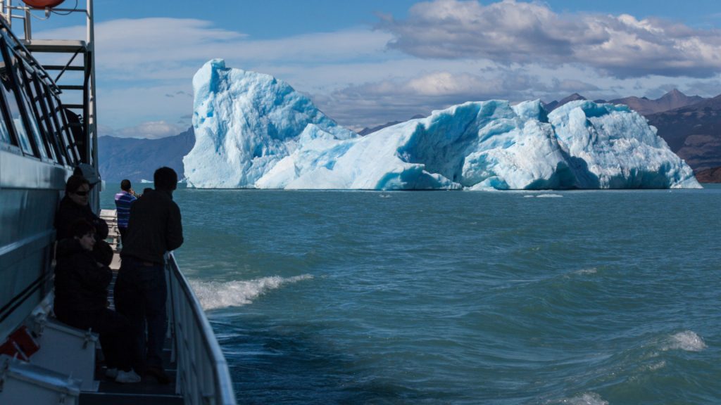 Se réveiller face aux icebergs : moments forts d’une croisière polaire