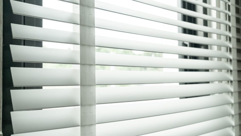 Store sur mesure : une solution idéale pour moduler la lumière et préserver l’intimité