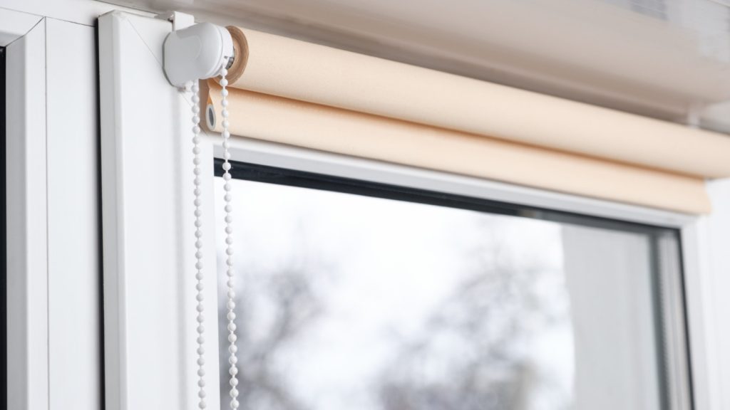 Quel store enrouleur choisir pour préserver l’intimité sans assombrir ?