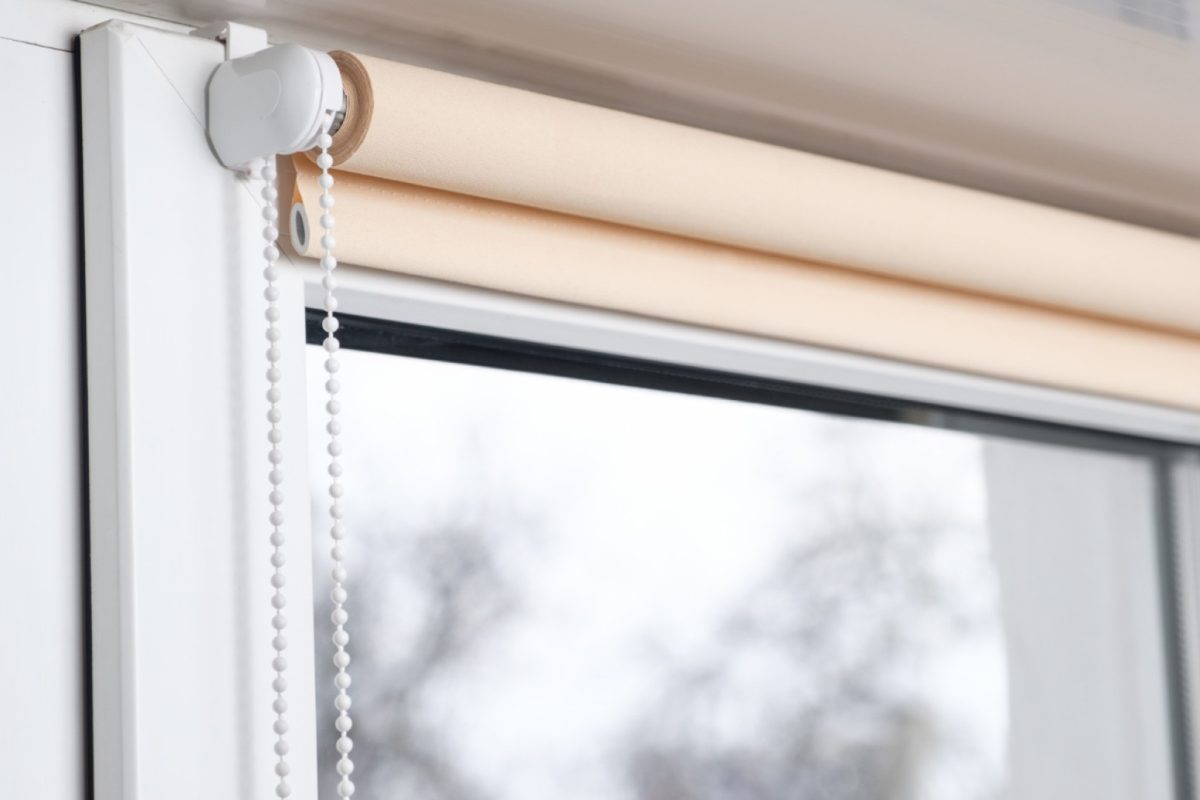 Quel store enrouleur choisir pour préserver l’intimité sans assombrir ?