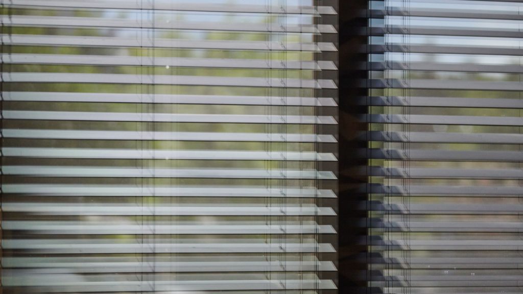 Store sur mesure : une solution efficace contre la chaleur et l’éblouissement