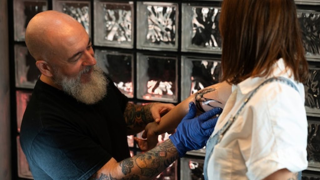 Tatouage personnalisé : pourquoi faire appel à un tatoueur pour une création unique ?