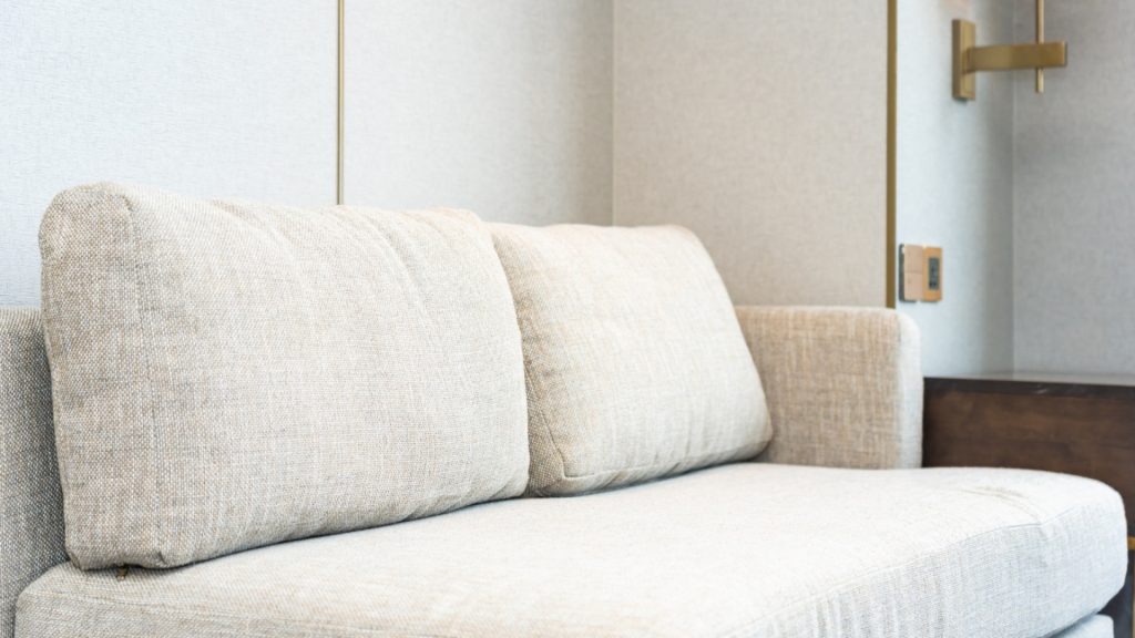 Méridienne : comment bien choisir ce meuble iconique du salon ?