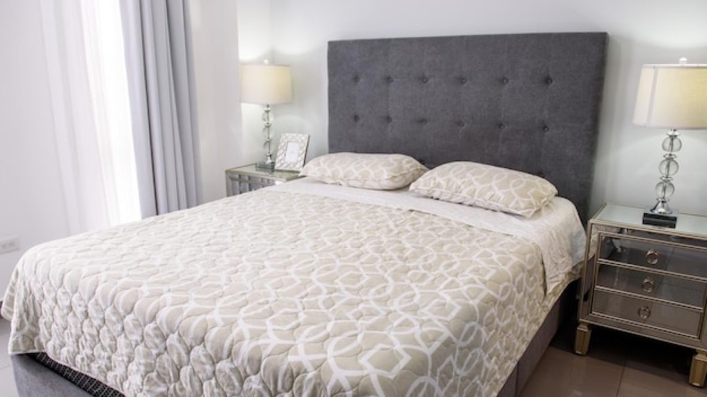 Associer la tête de lit 160 et le linge de lit : astuces pour une harmonie parfaite