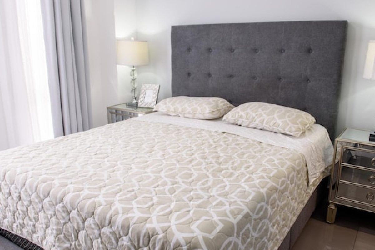 Associer la tête de lit 160 et le linge de lit : astuces pour une harmonie parfaite