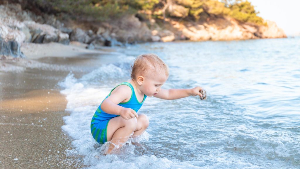 Comment choisir un combishort anti-UV adapté à l'âge de votre bébé ?