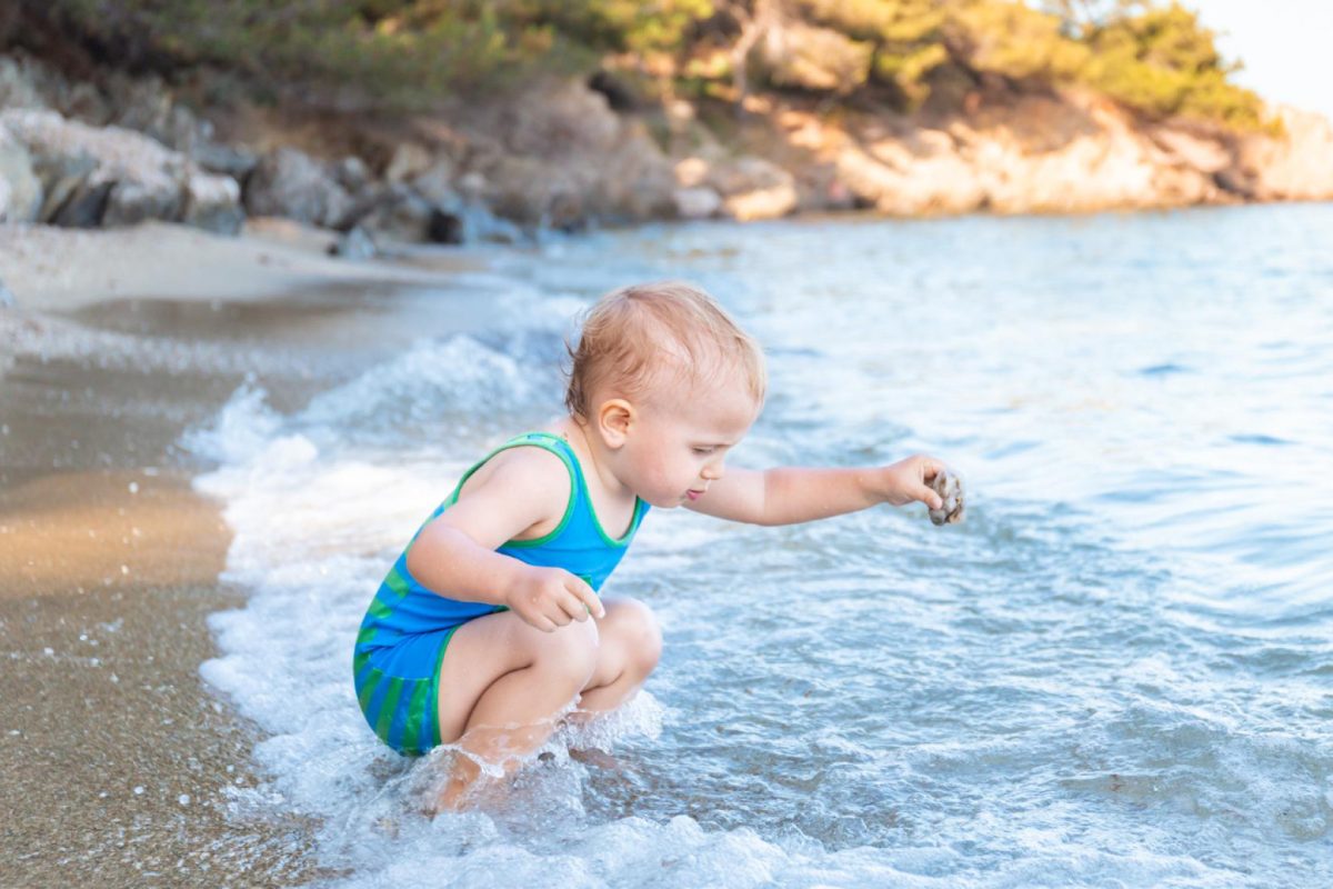 Comment choisir un combishort anti-UV adapté à l'âge de votre bébé ?